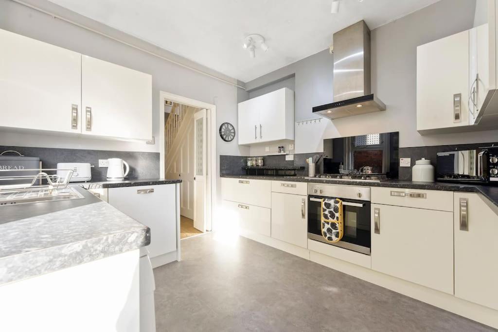 The Capstone Retreat - Beautiful Detached Family Home By Coastline Retreats, Arcade Machine, Parking, Bbq Bournemouth Eksteriør bilde