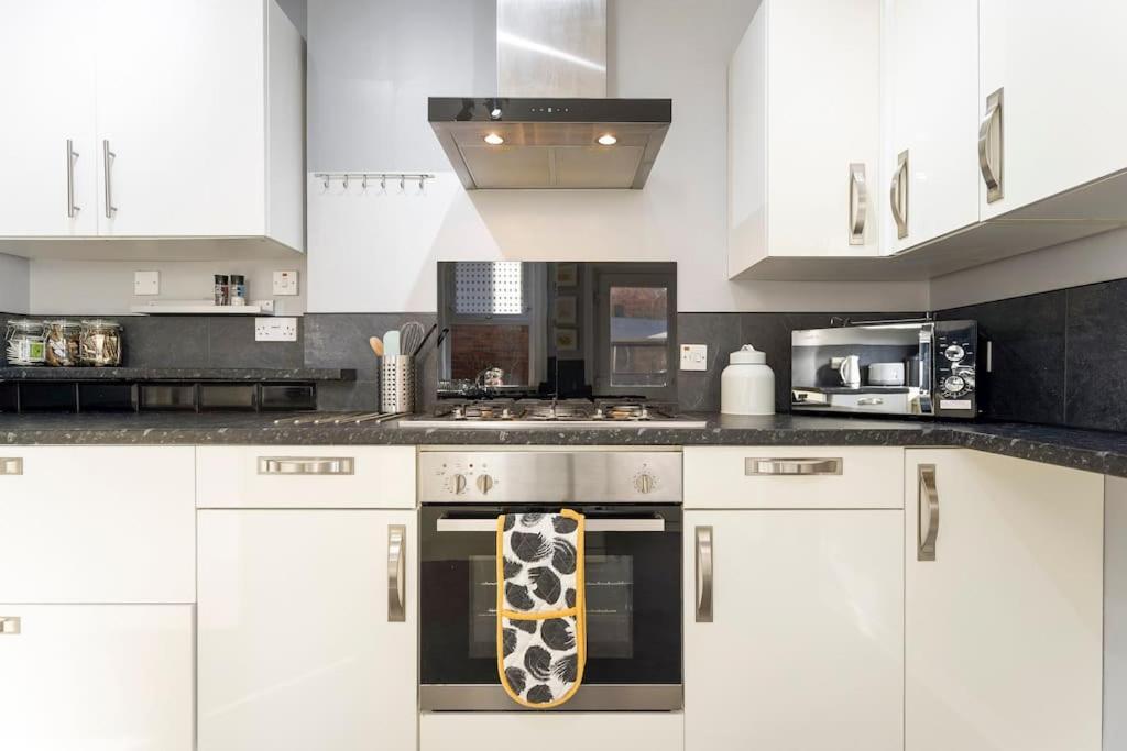 The Capstone Retreat - Beautiful Detached Family Home By Coastline Retreats, Arcade Machine, Parking, Bbq Bournemouth Eksteriør bilde